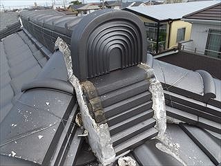 本棟の先の漆喰が欠けている